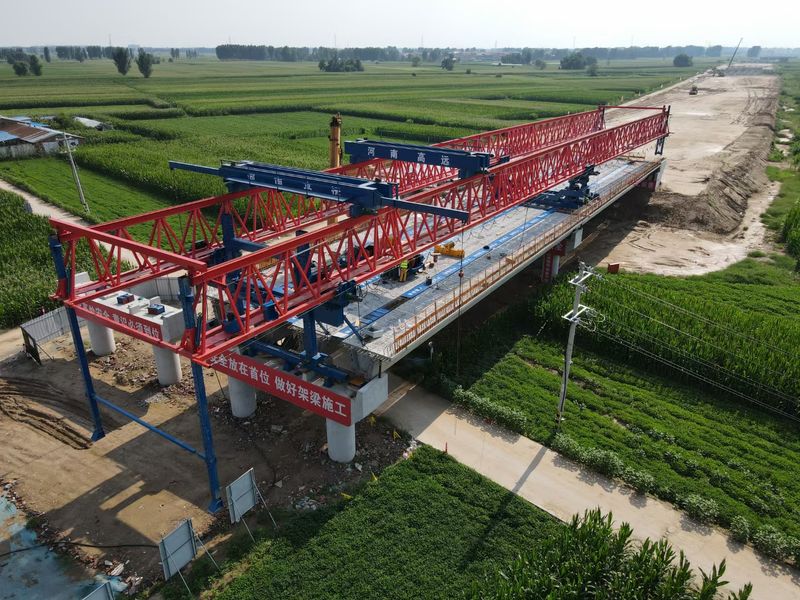 茶常高速1-2標(biāo)項目經(jīng)理部GYLQ220T-40M新型自平衡過跨架橋機